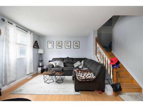 231 Athabasca Avenue, Fort Mcmurray, AB - Indoor Photo Showing Living Room