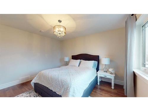 616 Athabasca Avenue, Fort Mcmurray, AB - Indoor Photo Showing Bedroom