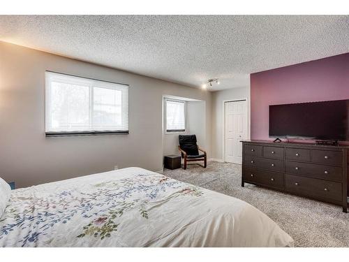 252 Torrie Crescent, Fort Mcmurray, AB - Indoor Photo Showing Bedroom