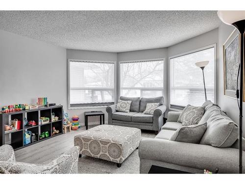 252 Torrie Crescent, Fort Mcmurray, AB - Indoor Photo Showing Living Room