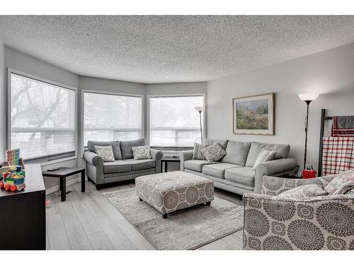 252 Torrie Crescent, Fort Mcmurray, AB - Indoor Photo Showing Living Room