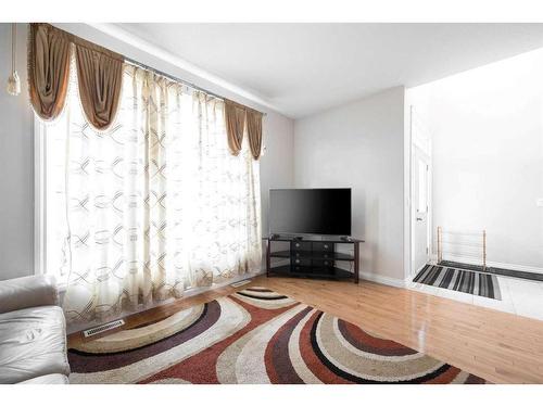 274 Thrush Street, Fort Mcmurray, AB - Indoor Photo Showing Living Room