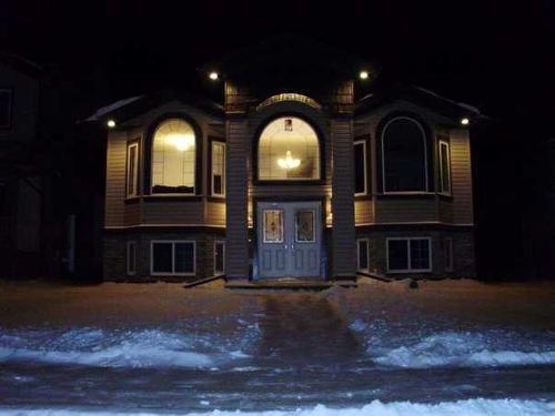 292 Swallow Way, Fort Mcmurray, AB - Outdoor With Facade