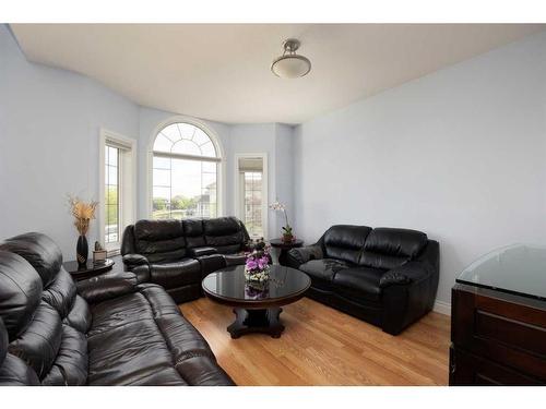 292 Swallow Way, Fort Mcmurray, AB - Indoor Photo Showing Living Room