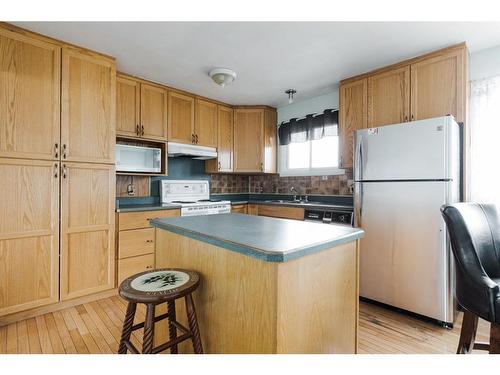 154 Hitch Place, Fort Mcmurray, AB - Indoor Photo Showing Kitchen