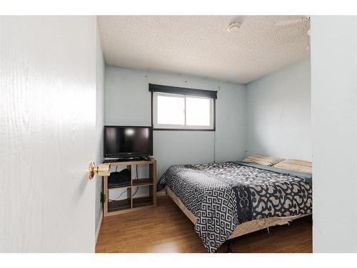 154 Hitch Place, Fort Mcmurray, AB - Indoor Photo Showing Bedroom