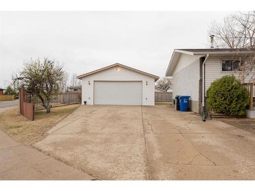 154 Hitch Place, Fort Mcmurray, AB - Outdoor With Exterior