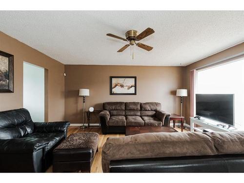 154 Hitch Place, Fort Mcmurray, AB - Indoor Photo Showing Living Room