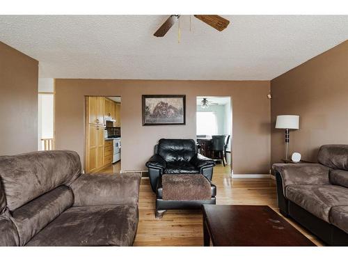 154 Hitch Place, Fort Mcmurray, AB - Indoor Photo Showing Living Room