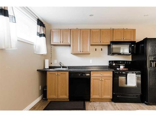 221 Lynx Crescent, Fort Mcmurray, AB - Indoor Photo Showing Kitchen