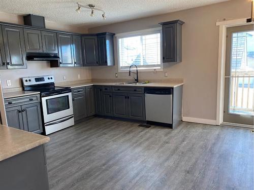 170 Pacific Crescent, Fort Mcmurray, AB - Indoor Photo Showing Kitchen With Double Sink