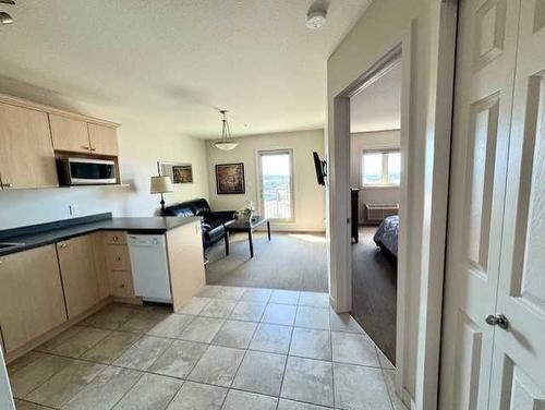 605-8528 Manning Avenue, Fort Mcmurray, AB - Indoor Photo Showing Kitchen