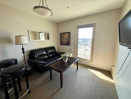 605-8528 Manning Avenue, Fort Mcmurray, AB - Indoor Photo Showing Living Room