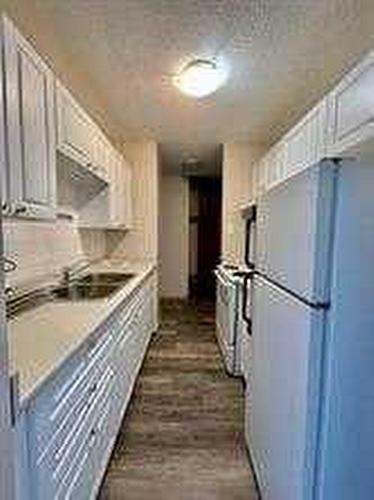 106-13221 Macdonald Drive, Fort Mcmurray, AB - Indoor Photo Showing Kitchen