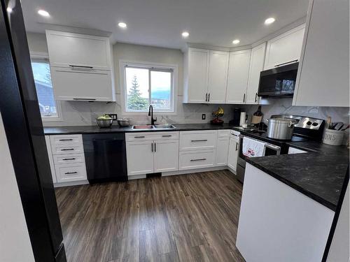 177 Beaton Place, Fort Mcmurray, AB - Indoor Photo Showing Kitchen With Double Sink With Upgraded Kitchen