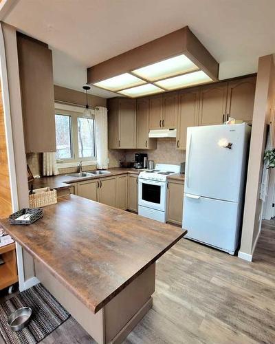 330-13221 Twp Rd 680 (Golden Sands), Rural Lac La Biche County, AB - Indoor Photo Showing Kitchen With Double Sink
