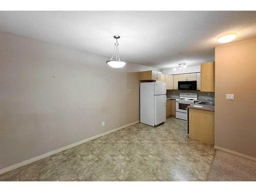2107-200 Lougheed Drive, Fort Mcmurray, AB - Indoor Photo Showing Kitchen