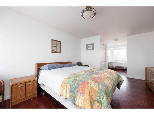 410 Athabasca Avenue, Fort Mcmurray, AB - Indoor Photo Showing Bedroom