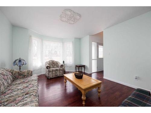 410 Athabasca Avenue, Fort Mcmurray, AB - Indoor Photo Showing Living Room