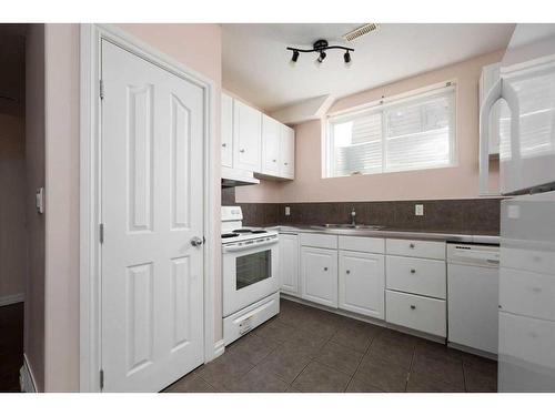 220 Sparrow Hawk Drive, Fort Mcmurray, AB - Indoor Photo Showing Kitchen