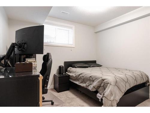 122 Comfort Cove, Fort Mcmurray, AB - Indoor Photo Showing Bedroom