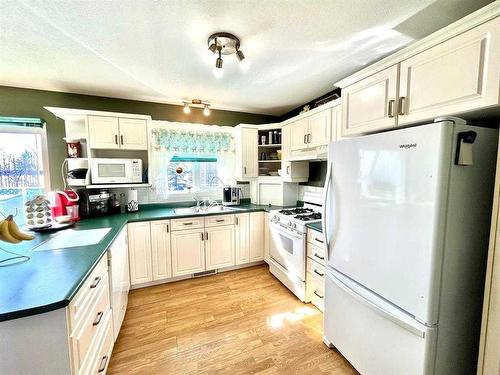 #402-13379 Twp Rd 670 (100 Cathy'S Drive) Holowachuk Estates, Lac La Biche, AB - Indoor Photo Showing Kitchen