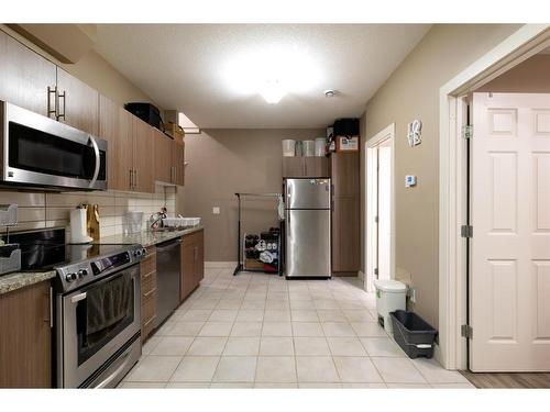 577 Heritage Drive, Fort Mcmurray, AB - Indoor Photo Showing Kitchen With Stainless Steel Kitchen