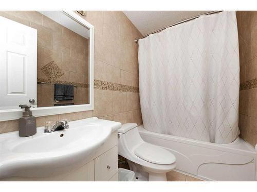 19 Maciver Street, Fort Mcmurray, AB - Indoor Photo Showing Bathroom
