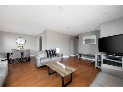 19 Maciver Street, Fort Mcmurray, AB - Indoor Photo Showing Living Room