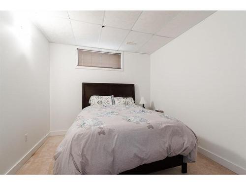 490 Pacific Crescent, Fort Mcmurray, AB - Indoor Photo Showing Bedroom