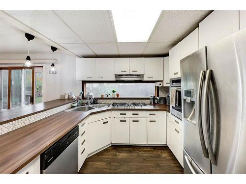 160 Cowley Bay, Fort Mcmurray, AB - Indoor Photo Showing Kitchen With Double Sink