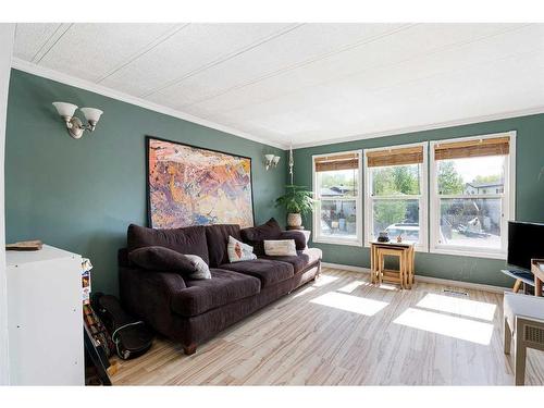 180 Greenwich Lane, Fort Mcmurray, AB - Indoor Photo Showing Living Room