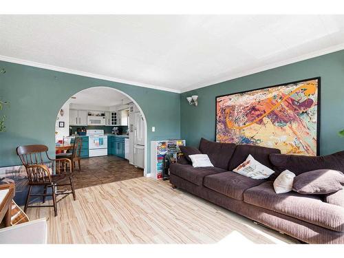 180 Greenwich Lane, Fort Mcmurray, AB - Indoor Photo Showing Living Room