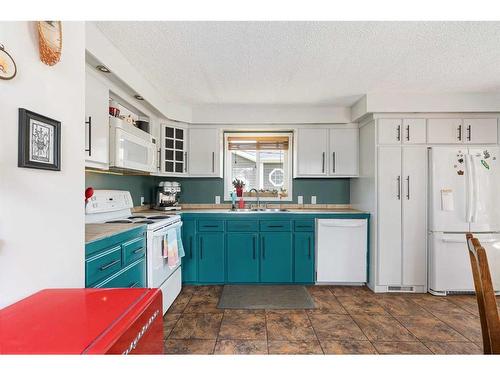 180 Greenwich Lane, Fort Mcmurray, AB - Indoor Photo Showing Kitchen With Double Sink