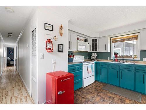 180 Greenwich Lane, Fort Mcmurray, AB - Indoor Photo Showing Kitchen