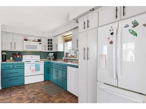 180 Greenwich Lane, Fort Mcmurray, AB - Indoor Photo Showing Kitchen With Double Sink