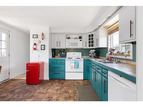 180 Greenwich Lane, Fort Mcmurray, AB - Indoor Photo Showing Kitchen With Double Sink