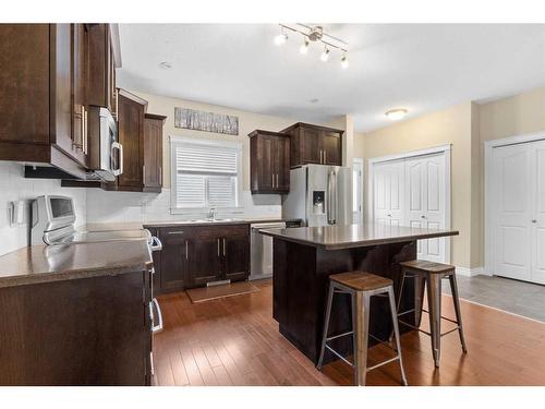 261 Hawthorn Way, Fort Mcmurray, AB - Indoor Photo Showing Kitchen With Upgraded Kitchen