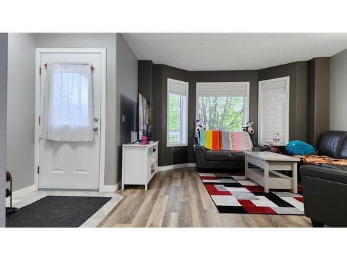 130 Dominion Drive, Fort Mcmurray, AB - Indoor Photo Showing Living Room