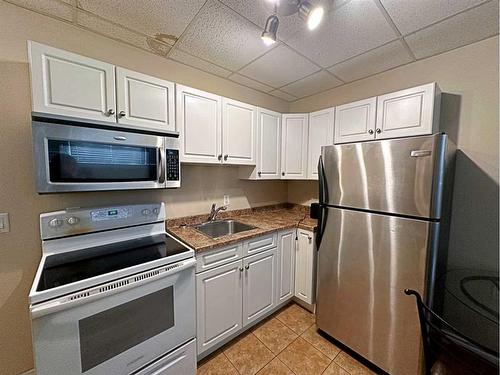 184 Paris Crescent, Fort Mcmurray, AB - Indoor Photo Showing Kitchen