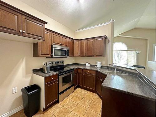 184 Paris Crescent, Fort Mcmurray, AB - Indoor Photo Showing Kitchen With Double Sink