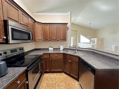 184 Paris Crescent, Fort Mcmurray, AB - Indoor Photo Showing Kitchen With Double Sink