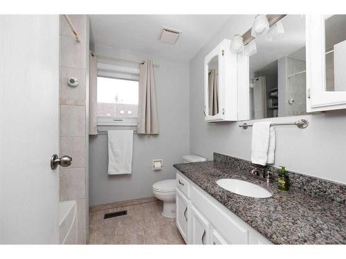 287 Cornwall Drive, Fort Mcmurray, AB - Indoor Photo Showing Bathroom