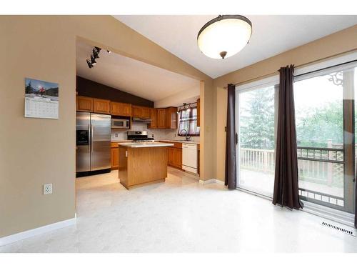 304 Beaton Place, Fort Mcmurray, AB - Indoor Photo Showing Kitchen