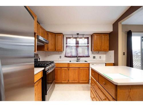 304 Beaton Place, Fort Mcmurray, AB - Indoor Photo Showing Kitchen With Double Sink