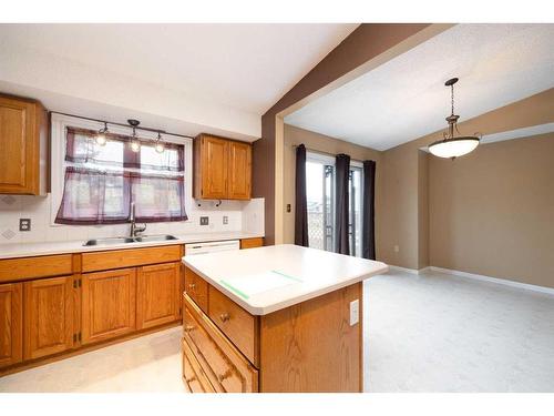304 Beaton Place, Fort Mcmurray, AB - Indoor Photo Showing Kitchen With Double Sink