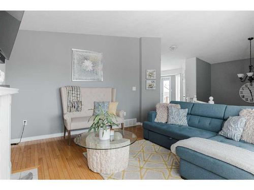 251 Atkinson Lane, Fort Mcmurray, AB - Indoor Photo Showing Living Room