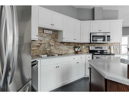 251 Atkinson Lane, Fort Mcmurray, AB - Indoor Photo Showing Kitchen With Stainless Steel Kitchen With Double Sink With Upgraded Kitchen