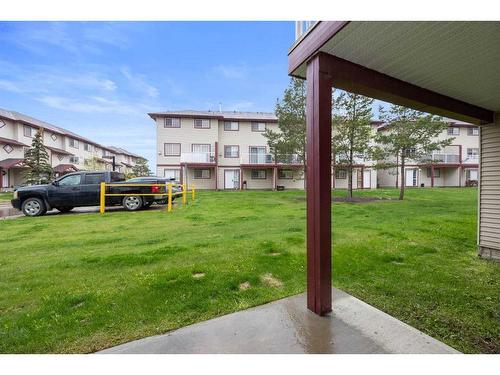 2-220 Swanson Crescent, Fort Mcmurray, AB - Outdoor