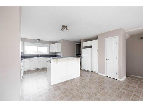 2-220 Swanson Crescent, Fort Mcmurray, AB - Indoor Photo Showing Kitchen